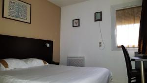 Postel nebo postele na pokoji v ubytování Hôtel d'Alsace