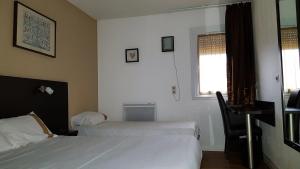 Postel nebo postele na pokoji v ubytování Hôtel d'Alsace