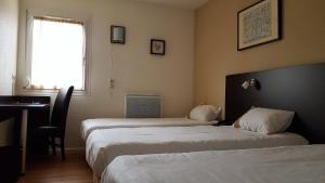 Postel nebo postele na pokoji v ubytování Hôtel d'Alsace