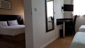 Postel nebo postele na pokoji v ubytování Hôtel d'Alsace