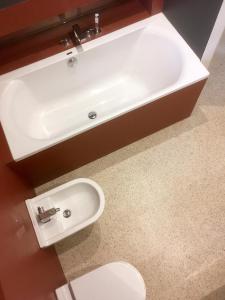 La salle de bains est pourvue d'un lavabo blanc et de toilettes. dans l'établissement Villa Magali, à Sanary-sur-Mer