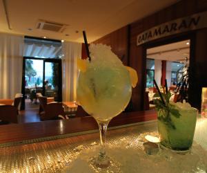 a drink sitting on a table in a bar at Hotel Clipper - EL DELFÍN VERDE RESORTS - Platja de Pals in Torroella de Montgrí