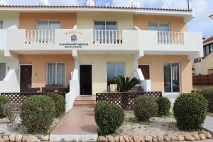 een villa met uitzicht op de voorzijde van het gebouw bij Diana Townhouse 2 in Paphos City