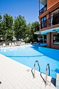 Bazén v ubytování Hotel Apollo nebo v jeho okolí