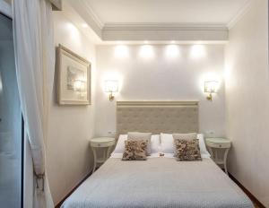 um quarto com uma cama grande e 2 mesas de cabeceira em Locanda Navona em Roma