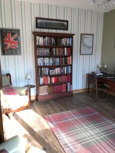 un salon avec une étagère remplie de livres dans l'établissement Guillemont Halt, à Guillemont