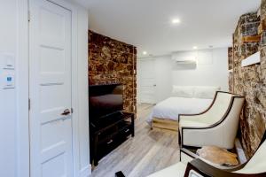 Una cama o camas en una habitación de L'Adresse sur Grande-Allée Lofts