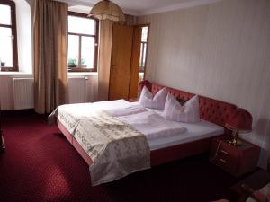 Postel nebo postele na pokoji v ubytování Hotel Zur Traube