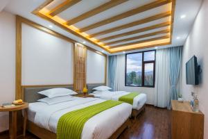 Postel nebo postele na pokoji v ubytování Lijiang Gemmer Hotel