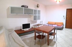 モンテジルヴァーノにあるAries Domus Montesilvanoのリビングルーム(テーブル、テレビ、ソファ付)