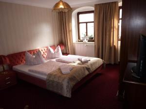 Postel nebo postele na pokoji v ubytování Hotel Zur Traube + 22 fotografií