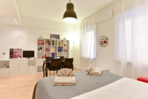 sypialnia z łóżkiem z dwoma ręcznikami w obiekcie iFlat Via Veneto Design Studio w Rzymie