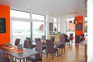 Reštaurácia alebo iné gastronomické zariadenie v ubytovaní Nemetz-Motel