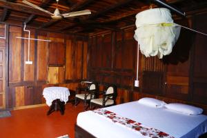 Postel nebo postele na pokoji v ubytování Malayoram Heritage Villa Munnar + 5 fotografií