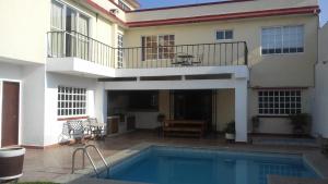 een huis met een zwembad voor een huis bij Casa privada completa , para 8 personas para descanso y o trabajo y por habitacion con baño privado para 2 personas compartiendo areas comunes in Cuernavaca
