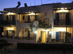 a white house with lights on the side of it at La Fontana in Naxos Chora