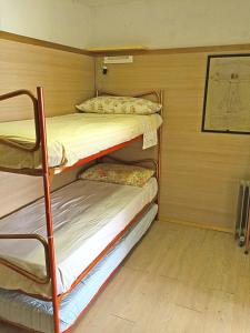 Katil dua tingkat atau katil-katil dua tingkat dalam bilik di La Quiete 30 Lake view apartment by Gardadomusmea