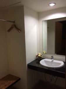 Bilik mandi di PS Mae Sod Hotel