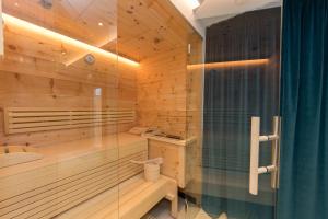 a sauna with a shower and a shower curtain at Alpenhotel Tauernstüberl in Zell am See