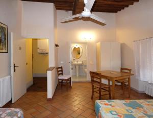 a room with a table and a dining room at Oliviera Camere in Pienza