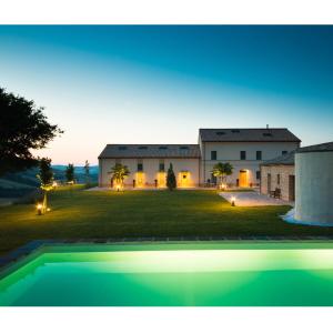 una casa con piscina en el patio en Resort Il Gallo Senone, en Senigallia