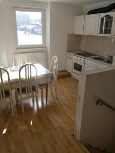 Köök või kööginurk majutusasutuses SOSTANJ VELENJE RAVNE SOBE ROOMS Vrtacnik d o o