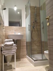 uma casa de banho com um lavatório e um chuveiro em Relais La Corte dei Cavalieri em Siena