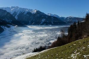 ノイキルヒェン・アム・グロースヴェンエーディガーにあるApartment Wangerの雪山渓谷の眺望