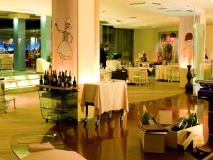 Гости Hotel Waldorf- Premier Resort