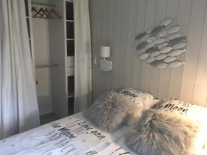 ポルニシェにあるLe Belougaのベッドルーム1室(毛皮枕2つ付)