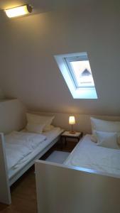 two beds in a room with a skylight at Hotel zur Brücke in Kevelaer