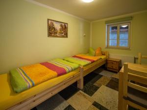 エアフルトにあるFerienwohnung Meiselbachの緑の壁と窓が特徴の客室で、ベッド2台が備わります。