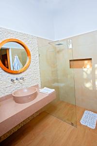 La salle de bains est pourvue d'un lavabo et d'une douche en verre. dans l'établissement Hosteria Totoral, à Ibarra