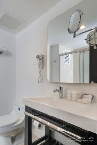 ein weißes Badezimmer mit Waschbecken und Toilette in der Unterkunft Hotel Cartagena Plaza in Cartagena de Indias