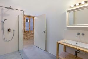 une salle de bain avec douche et lavabo dans l'établissement Loft in the middle of Berlin, à Berlin 13 autres photos