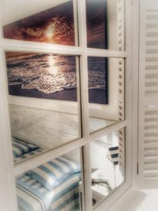 una ventana con vistas al océano en Casa vacanza Gallipoli, en Gallipoli