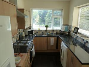 uma cozinha com um lavatório e um fogão forno superior em Chesil View House em Portland