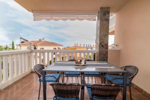 patio con mesa y sillas en el balcón en El Higuerón Stunning two BDR Apt., en Fuengirola
