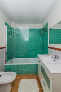 y baño con aseo, bañera y lavamanos. en El Higuerón Stunning two BDR Apt., en Fuengirola