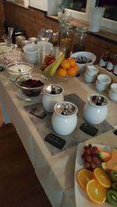 - une table avec des bols de fruits et légumes dans l'établissement Spielzeughotel Sonneberg, à Sonneberg