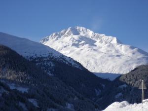 una montaña cubierta de nieve en medio de un valle en Apartment Tonitz, en Sankt Jakob in Defereggen