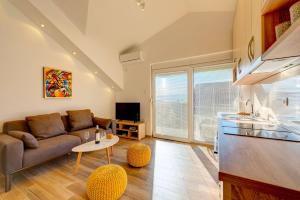 uma sala de estar com um sofá e uma mesa em 42° North Apartments em Tivat