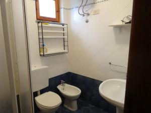 a bathroom with a toilet and a sink at Claudia - case vacanze a Canneto spiaggia in Canneto