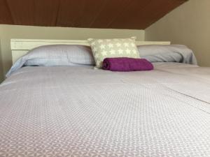 un letto con un asciugamano viola sopra di Ático. Centro. Penthouse a Granada