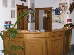 a wooden counter in a room with a potted plant at Hotel am Platz in Hohenmölsen