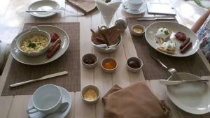烏納瓦圖納的住宿－烏納瓦圖納史詩酒店，桌上放有盘子和碗的食物