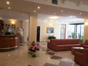 a lobby with two red couches and a bar at Hotel Euro in San Giovanni Rotondo