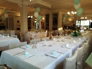 a row of tables in a banquet hall with green balloons at Posto Nove Country House in Corropoli +34 photos