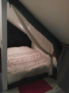 Tempat tidur dalam kamar di Le Grenier