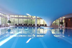 a large swimming pool in a building at Cliff Hotel Rügen in Ostseebad Sellin